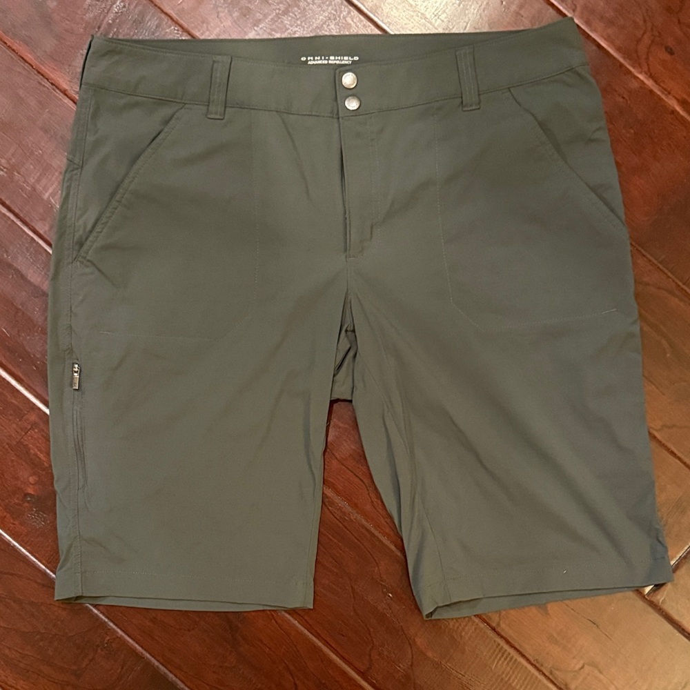 Women’s Columbia Olive green Omni-Shield Shorts